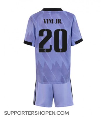 Real Madrid Vinicius Junior #20 Bortatröja Barn 2022-23 Kortärmad (+ korta byxor)